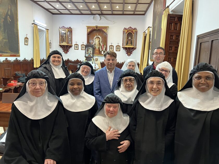 José Luis con las Hermanas Agustinas Recoletas, y el director diocesano de Misiones.