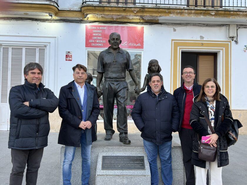 José Luis, y algunos miembros de la dirección diocesana de Misiones, ante la estatua del Hermano Pedro Manuel Salado.
