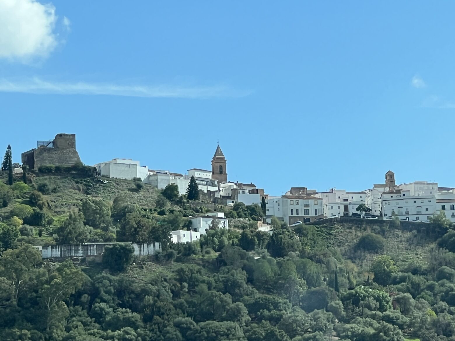 Pueblo de Alcalá de los Gazules con su Iglesia destacada