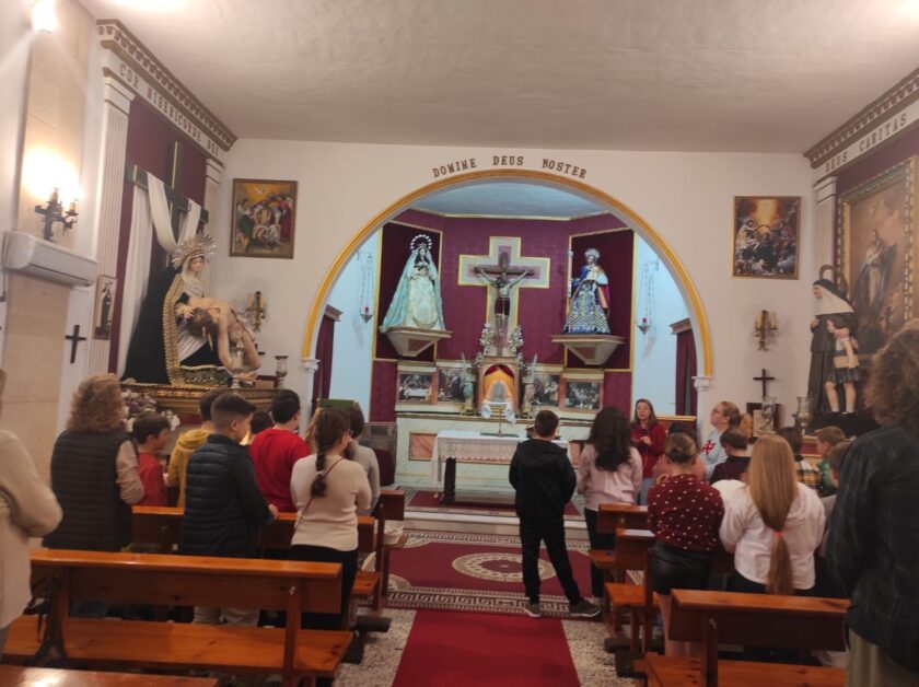 Rezo del santo Rosario misionero en la parroquia de Santa Ángela de la Cruz en Chiclana (Cádiz)